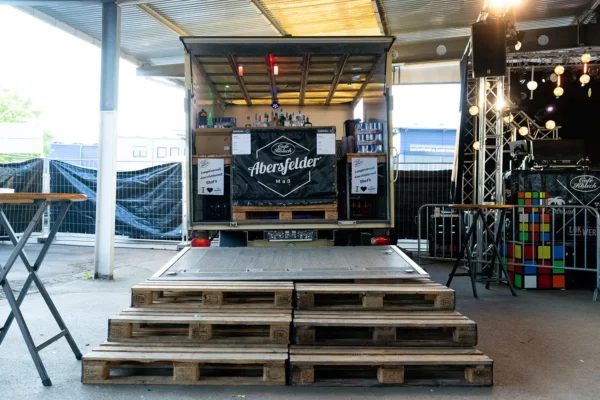 mobile Truck-Bar mit ausklappbarem Ausschank